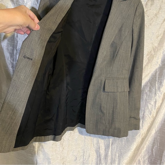 Banana Republic stretch wool blazer, SZ 4, GUC,has flaw see last pic, one button - Picture 9 of 12